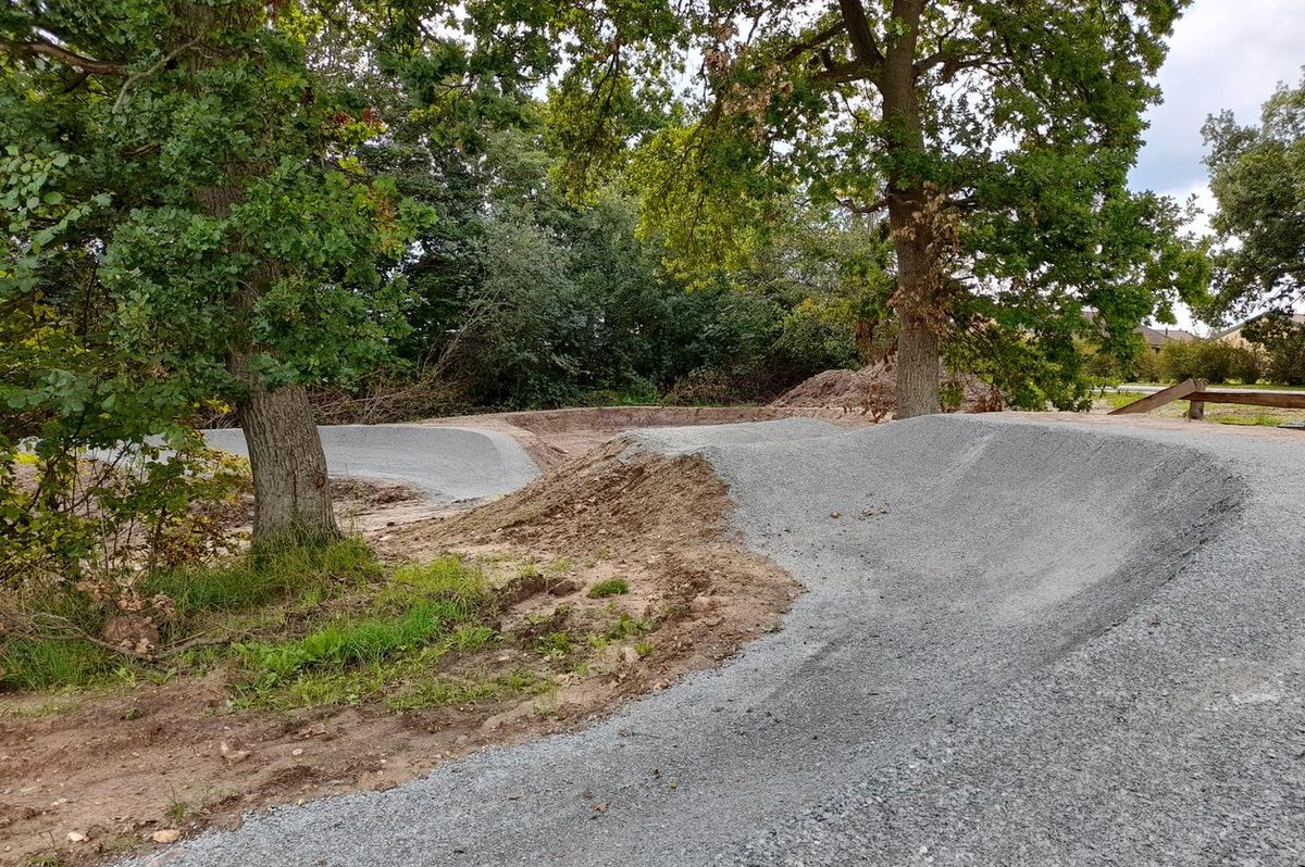 Grusbelagt kurve i bikeparken