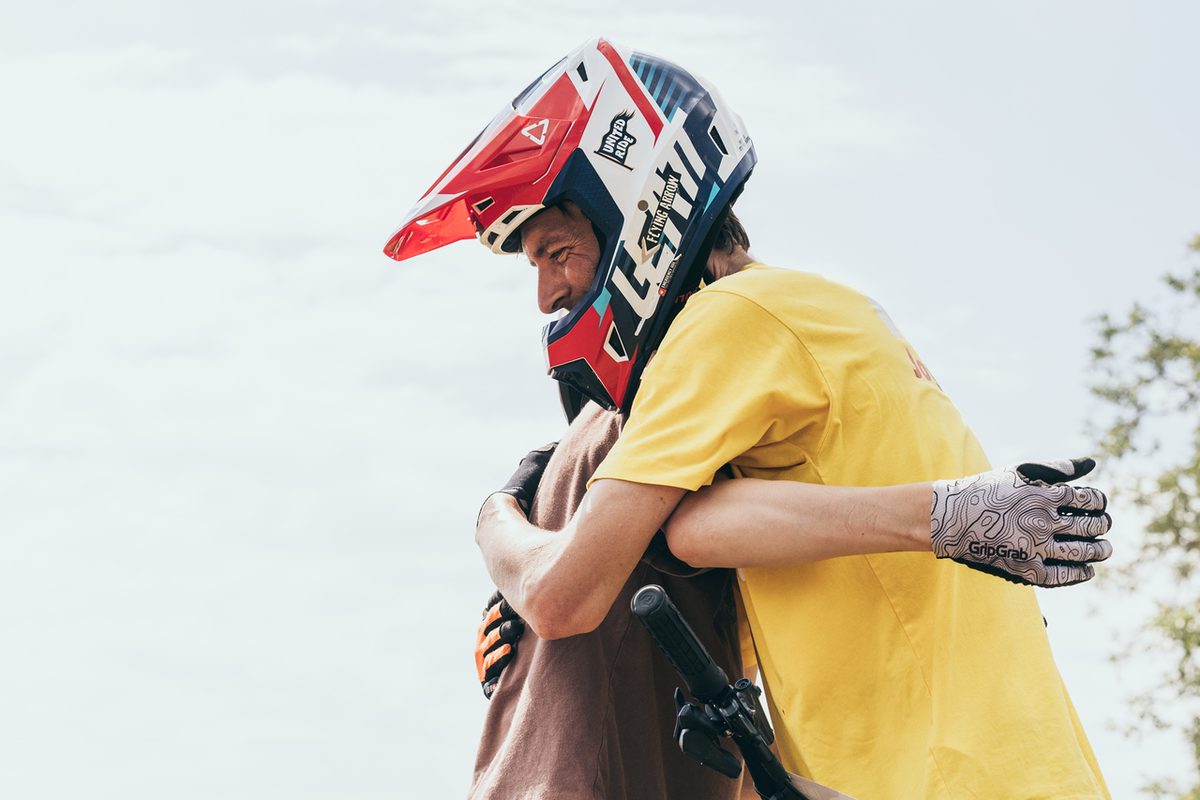 Et kram mellem to ryttere efter duellen på dual slalom-banen