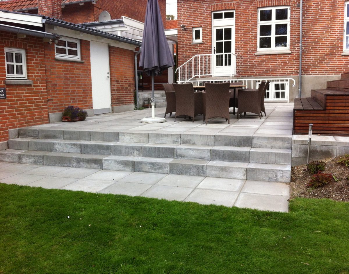 Nyanlagt terrasse med fliser og trappe