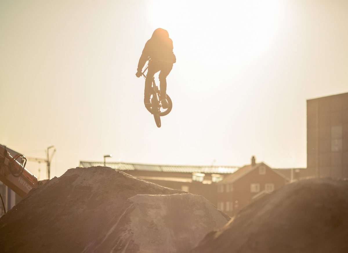 Dirt jump-bane i Nuuk med byen i baggrunden